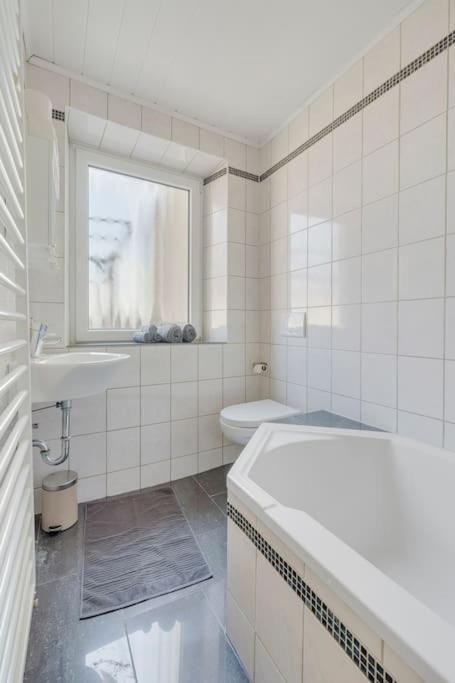 Tiny Apartment With Spacious Terrace On The Rhine Neuwied Bagian luar foto