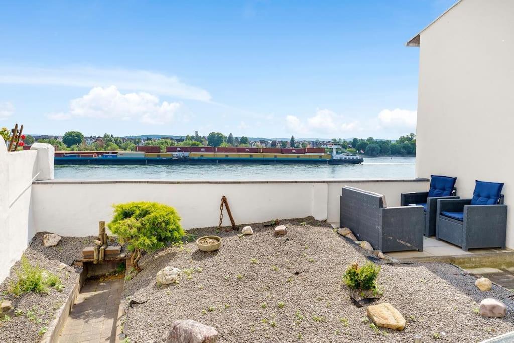 Tiny Apartment With Spacious Terrace On The Rhine Neuwied Bagian luar foto
